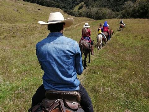 AVENTURA A CABALLO  ENTRE MONTAÑAS, RÍOS, CASCADAS  Y COLIBRÍES